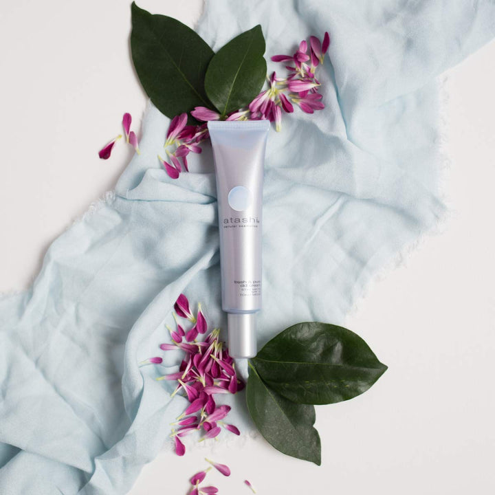 40 ml mattifying DD cream tube, light-medium shade, cream texture