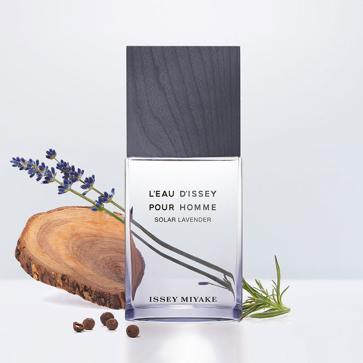 Violet-tinted glass bottle with wooden cap; aromatic woody-aquatic fragrance, 50 ml