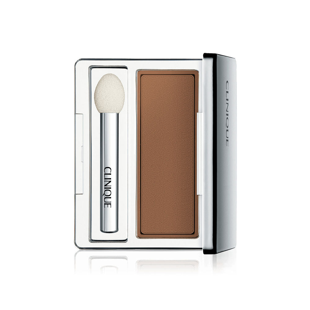 Metal compact eyeshadow, cream-to-powder finish, 2.2 g, sponge applicator