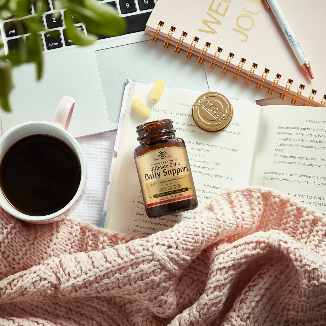 Bottle of Solgar Ultimate Calma Diaria capsules for daily stress support, vegan formula.